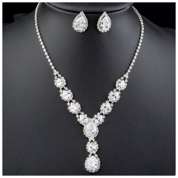 Swarovski Crystals The Pippa Necklace Set - Picture 5 of 5